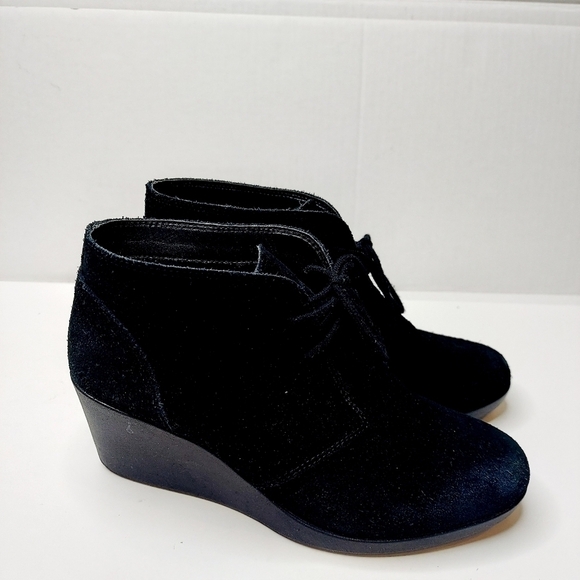 CROCS Leigh Ankle Boots Black Suede Wedge Heel Lace Booties Womens Shoe Size 6.5 - Picture 12 of 15